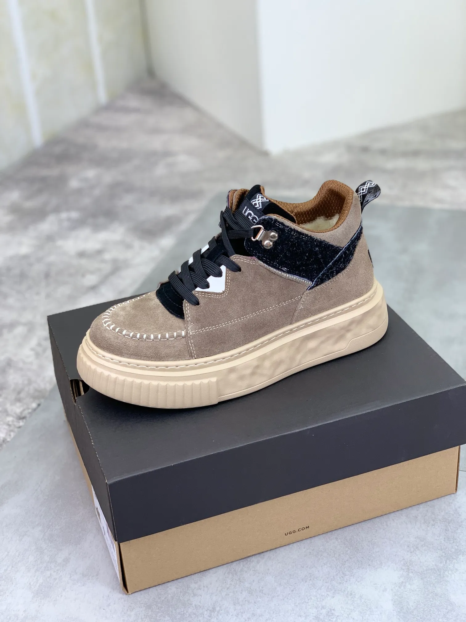Men's shoes 💰P640 [New style] 💰 🆘 "Real wool" [UGG] 👉The popular men's shoes are synchronized with the official website 🔰The quality of the genuine products [satisfied] is not comparable to the imitations in the general market 🌀The upper is imported Italian frosted cowhide, and the lining is: foot pad 🅰️ grade 🐑Real wool👻Only Grade A can show the effect The hand feels smooth and delicate 🔱The shoe shape is grand, only genuine manufacturers can do it 🎄The perfect toughness of the original outsole 👻⬛️ allows customers to say goodbye to one-time consumption. Real wool lining, super warm. Available in black, brown and gray. Size: 39-44